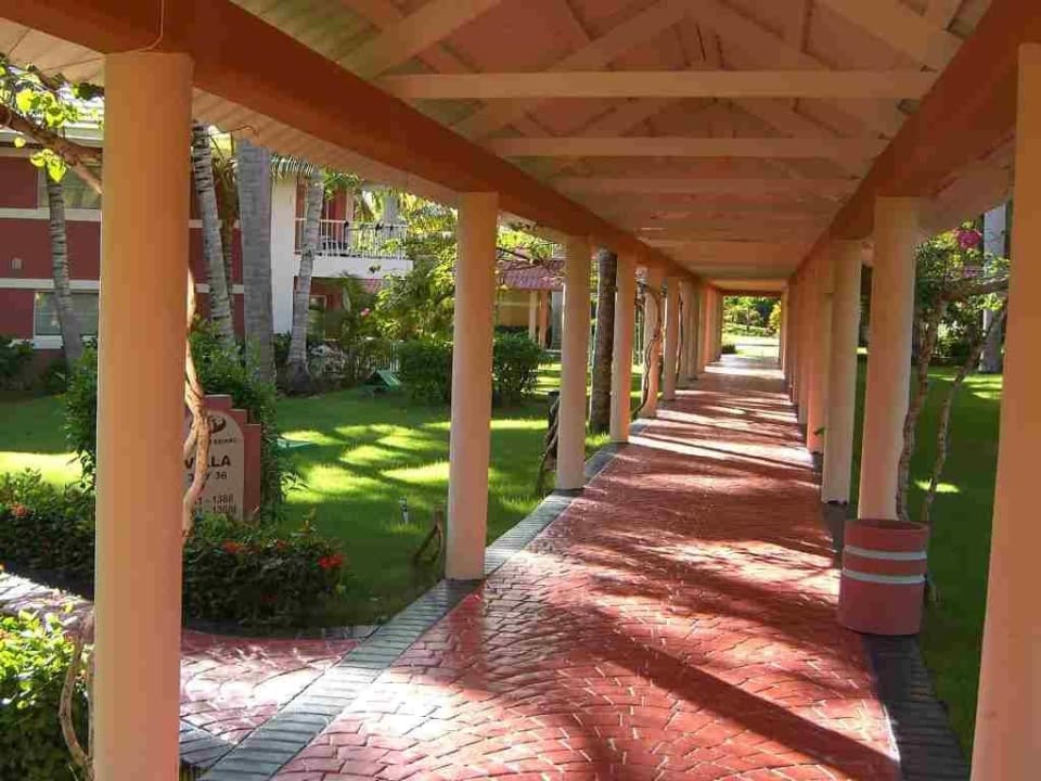 Hotelanlage - teilweise überdachte Wege Grand Palladium Select Bávaro Resort & Spa