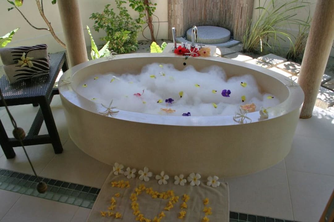 Blütenbad im SPA LUX South Ari Atoll