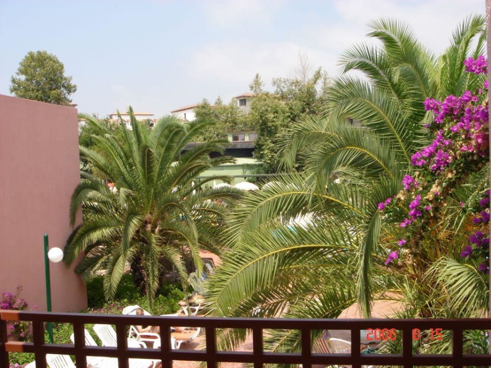 Pool verdeckt vom Garten VONRESORT Golden Beach