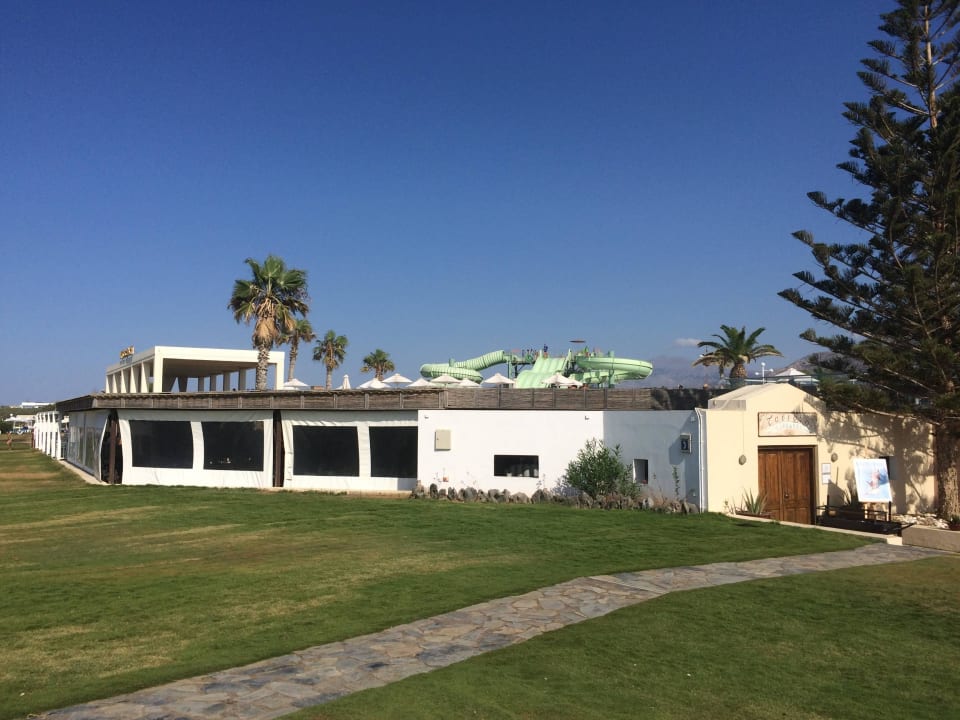 Blick von der Strandbar auf Restaurant + oben Pool Lyttos Beach Hotel
