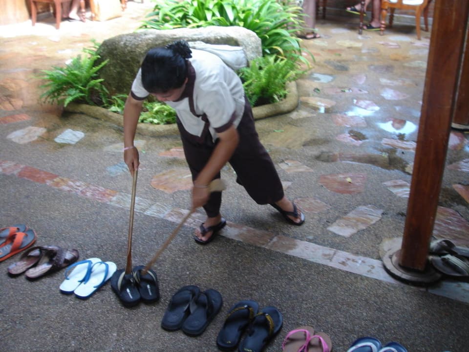 Ohne Schuhe ins Restaurant Santhiya Koh Phangan Resort & Spa