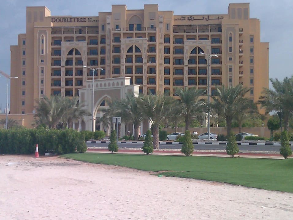 Hotel von der anderen Straßenseite aus DoubleTree by Hilton Resort & Spa Marjan Island