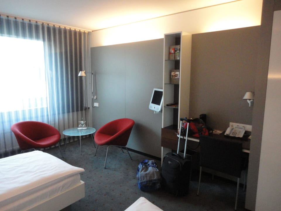 Sitzecke & Schreibtisch Vienna House Easy by Wyndham Stuttgart