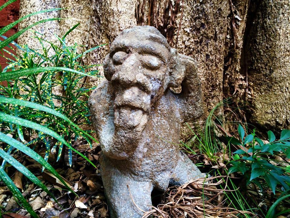 Kultische Figur auf Patio (Innenhof, Frühstück) Hotel Le Voltaire