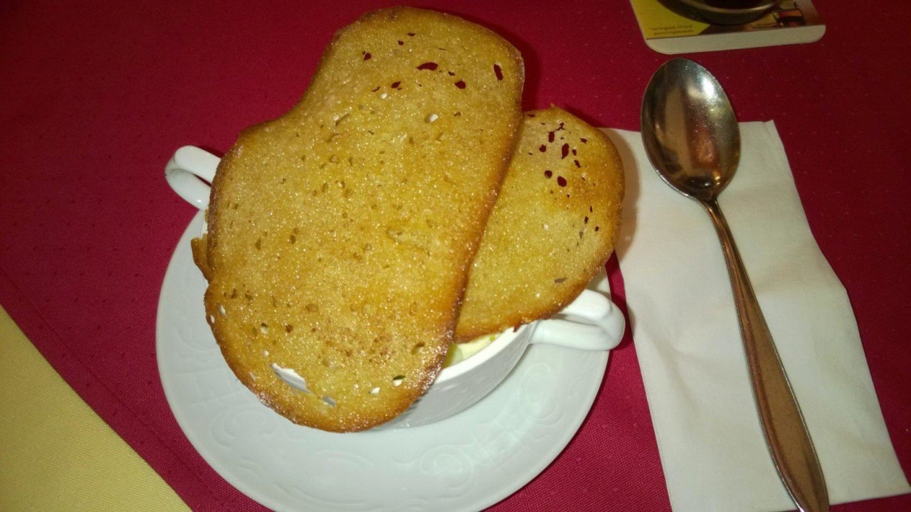Käsecremsuppe mit Trüffelöl, Schwarzbrotchips  Landgasthof Am Sonnenhang