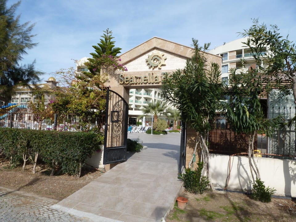 Eingang zur Poolseite Seamelia Beach Resort