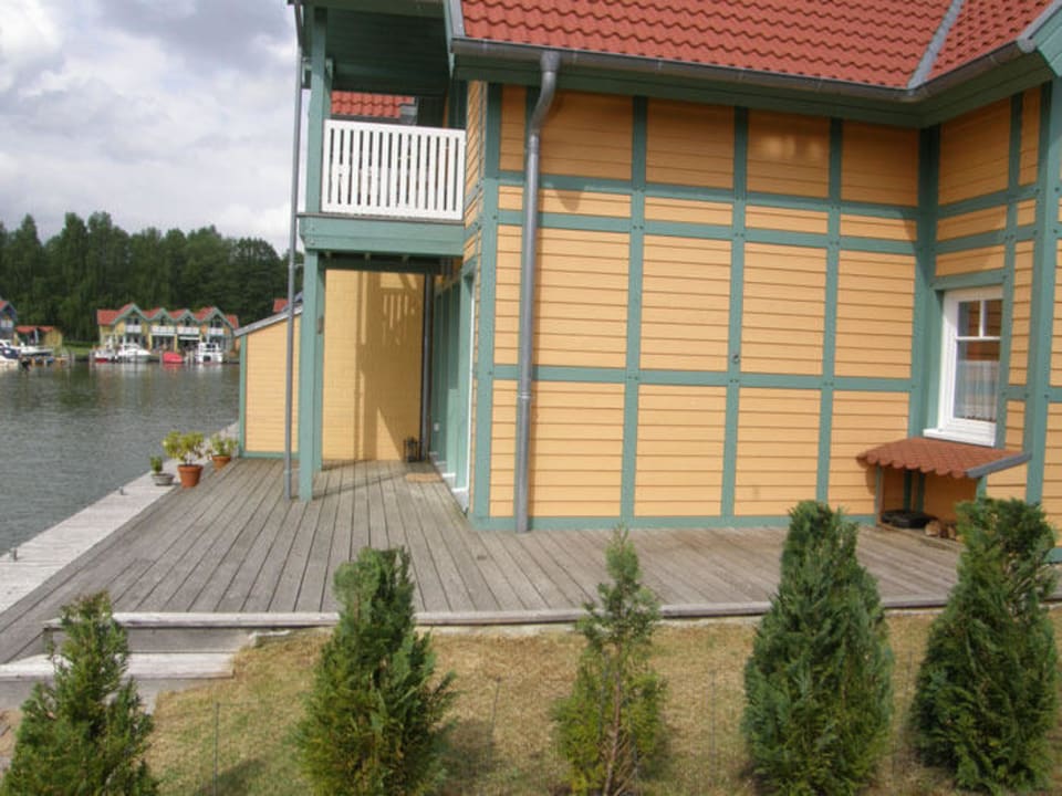 Die südwestlich ausgerichte große Terrasse S24 Hafendorf Rheinsberg Ferienhaus Merker S24