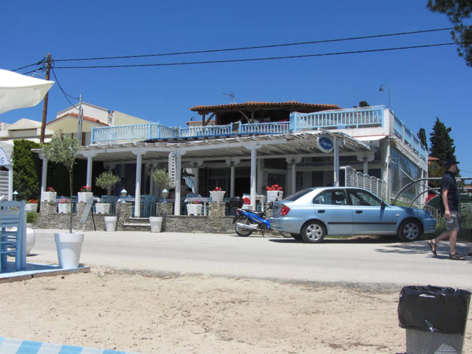 Sicht auf das Hotel vom Strand aus Xenios Zeus