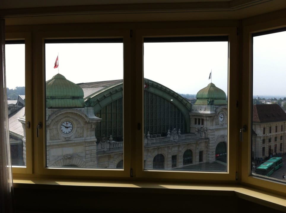 Der Bahnhof gegenüber Hotel Victoria