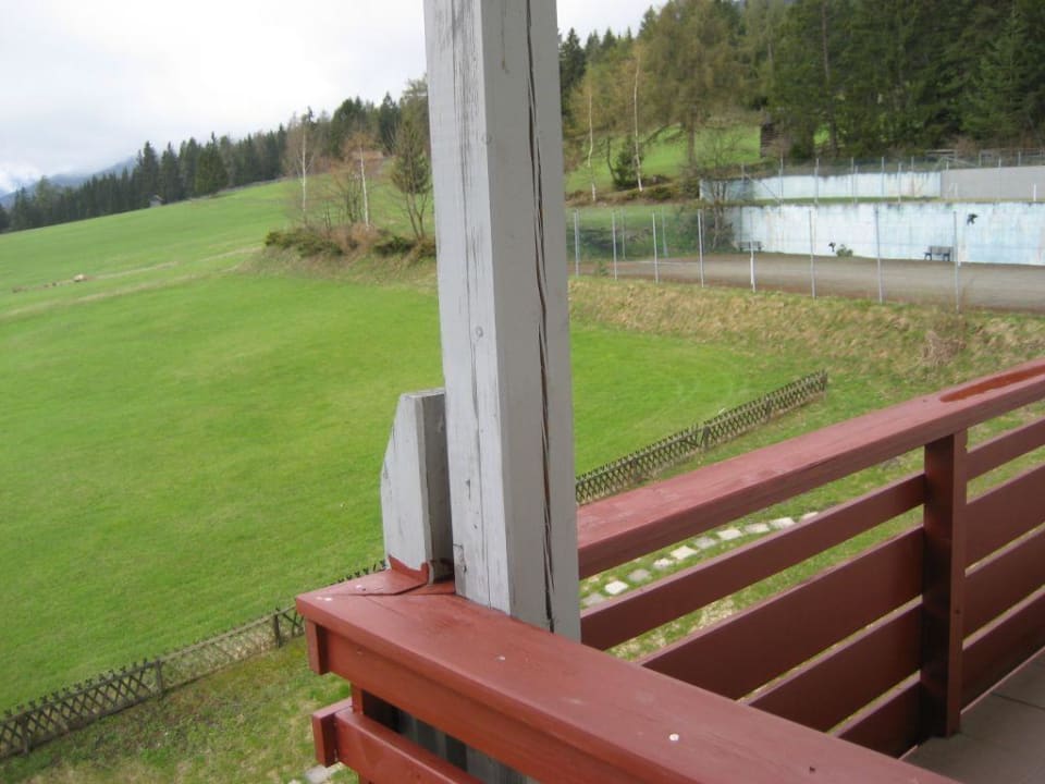 Blick vom Zimmer auf den Tennisplatz Hotel Belmont