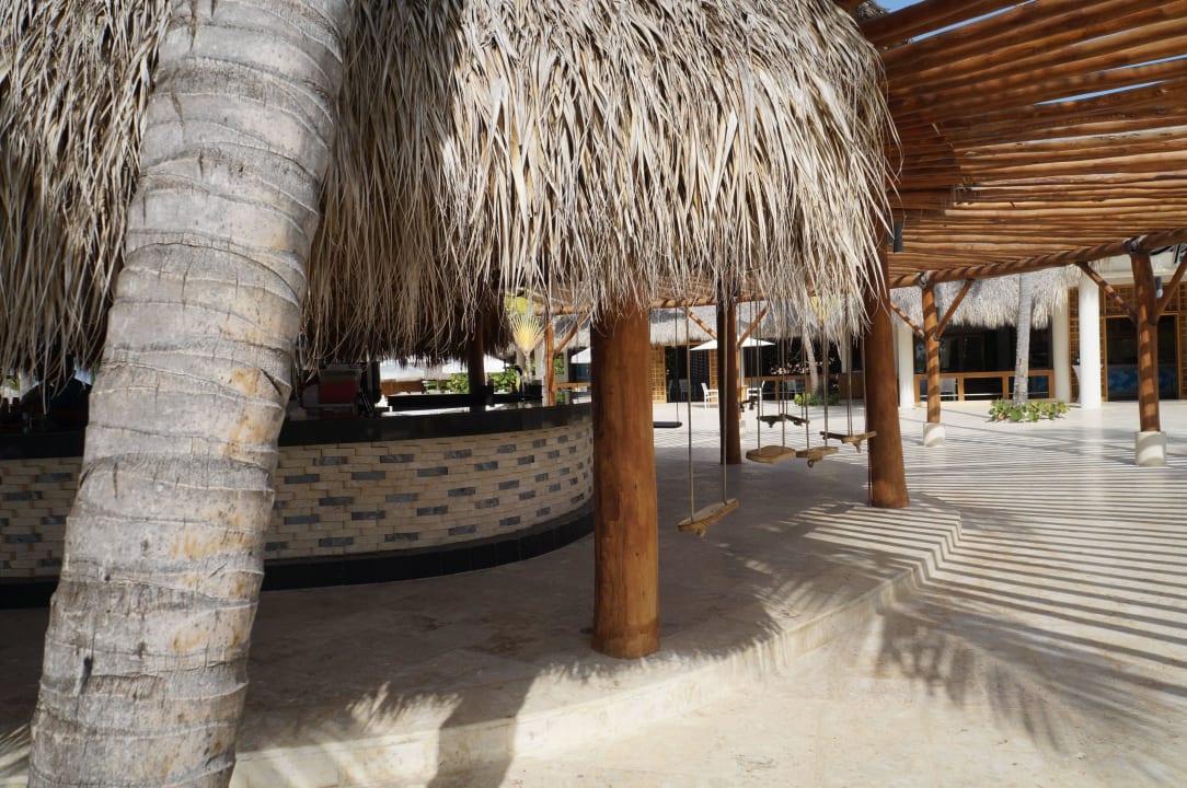 Bar na plaży z hustawkami Royalton Splash Punta Cana