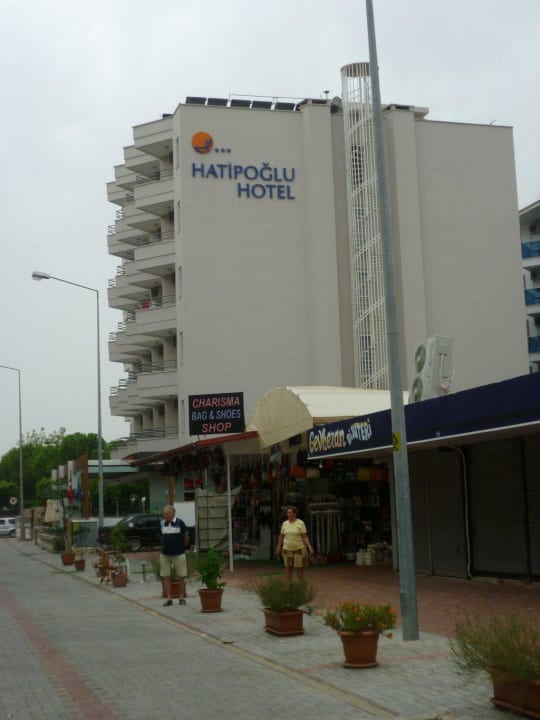 Von der Seitenstraße fotografiert Hatipoglu Beach Hotel