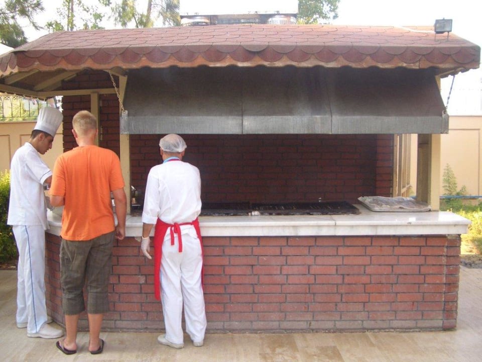 Draußen beim Grillen Grand Seker Hotel