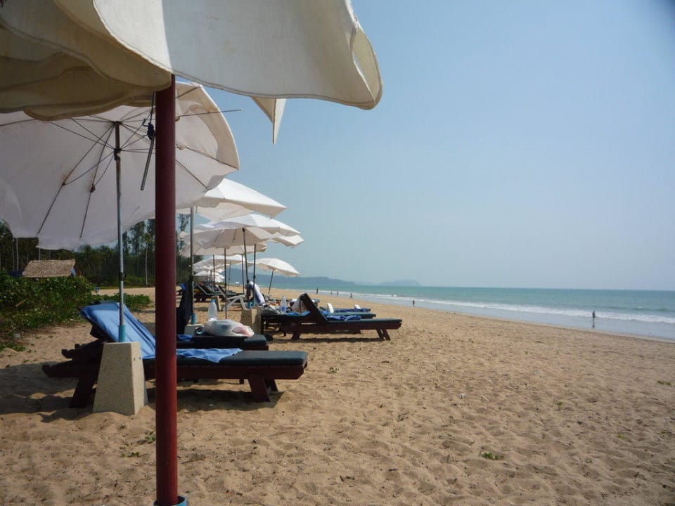 BLick von der Liege den Strand entlang Khaolak Orchid Beach Resort