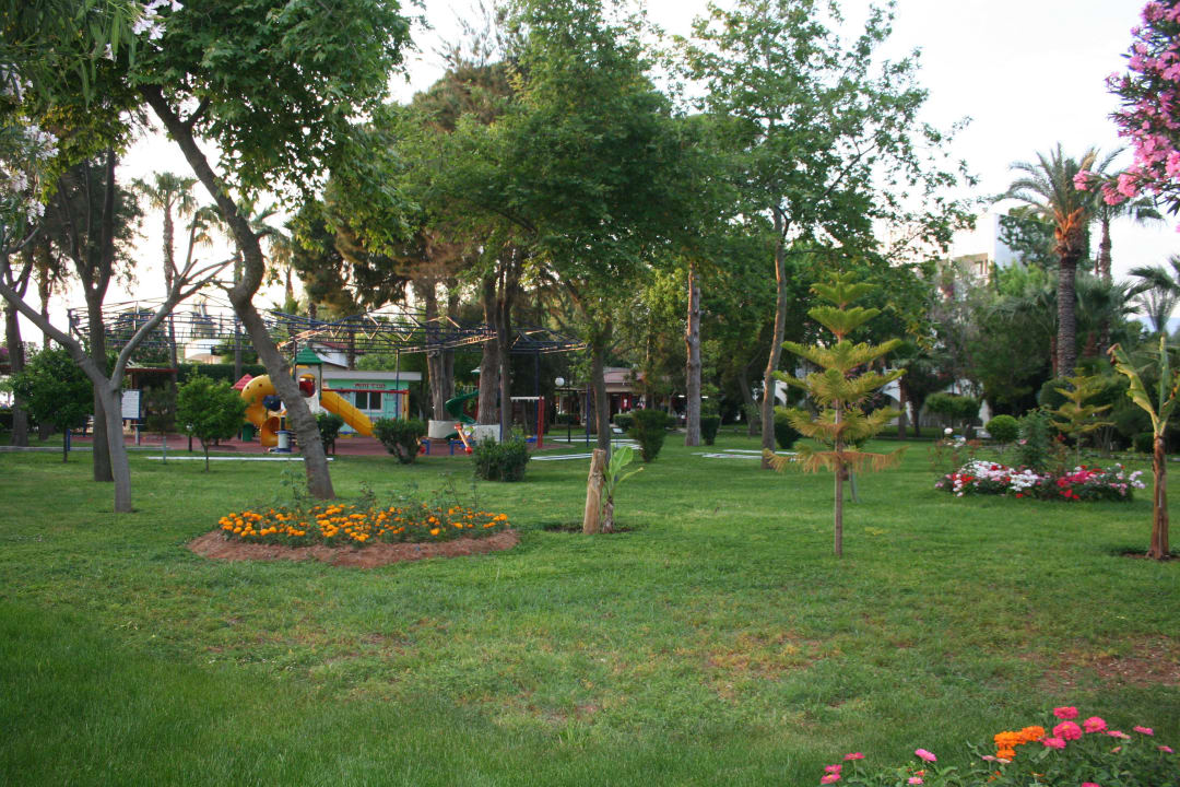 Im Hintergrund Kinderspielplatz Labranda Alantur Resort