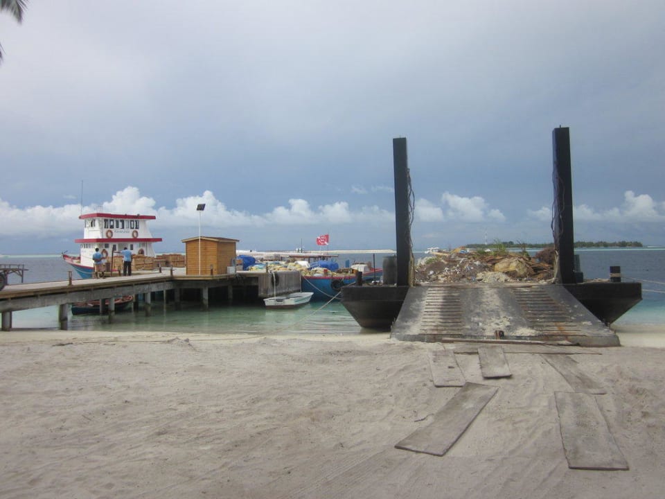 Müllschiff beim Mainjetty Vilamendhoo Island Resort & Spa