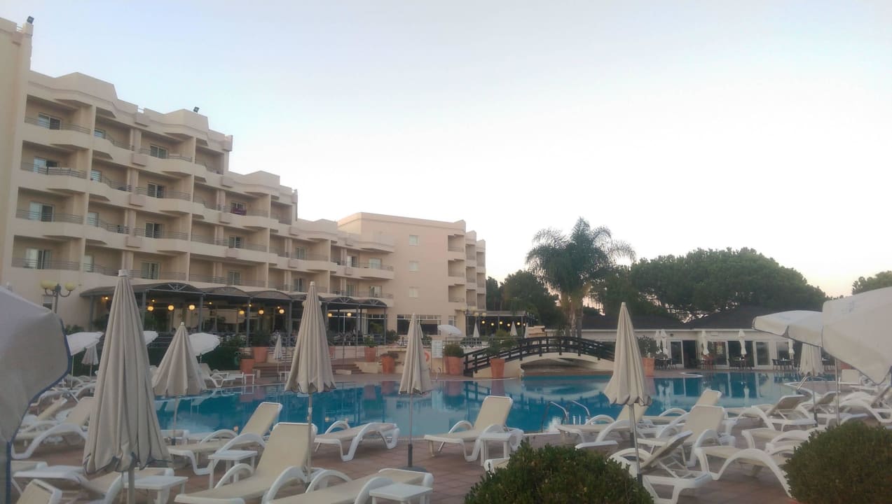 Hotelansicht mit Pool PortoBay Falésia