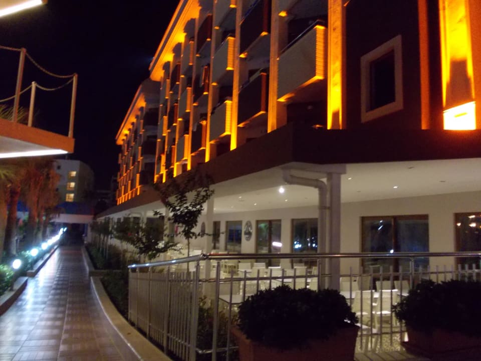 Hotelbeleuchtung abends Hane Family Resort