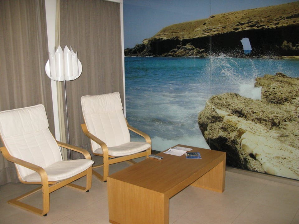 Sitzecke mit beleuchtetem Panoramabild R2 Bahía Playa Design Hotel & Spa - Adults Only