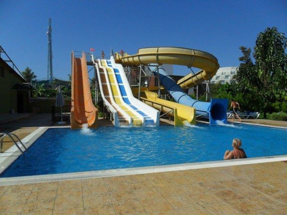 Die Rutschen hinter dem Block D Lonicera Resort & Spa Hotel