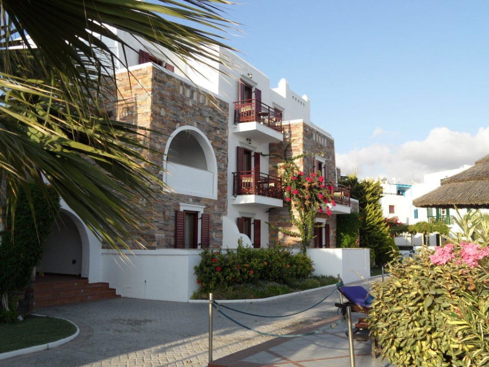 Eins der Nebengebäude mit Blick zum Pool Naxos Resort Beach Hotel