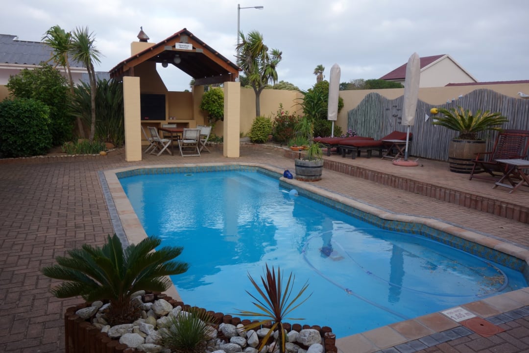 Pool Avenues Guesthouse