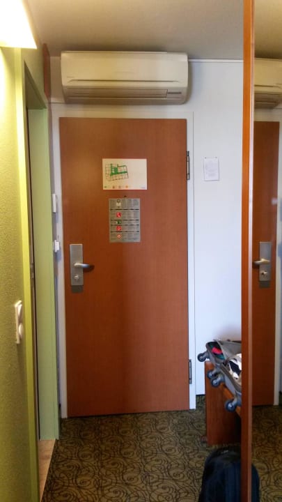 Zimmertüre mit Klimaanlage Hotel Mercure Wien Westbahnhof