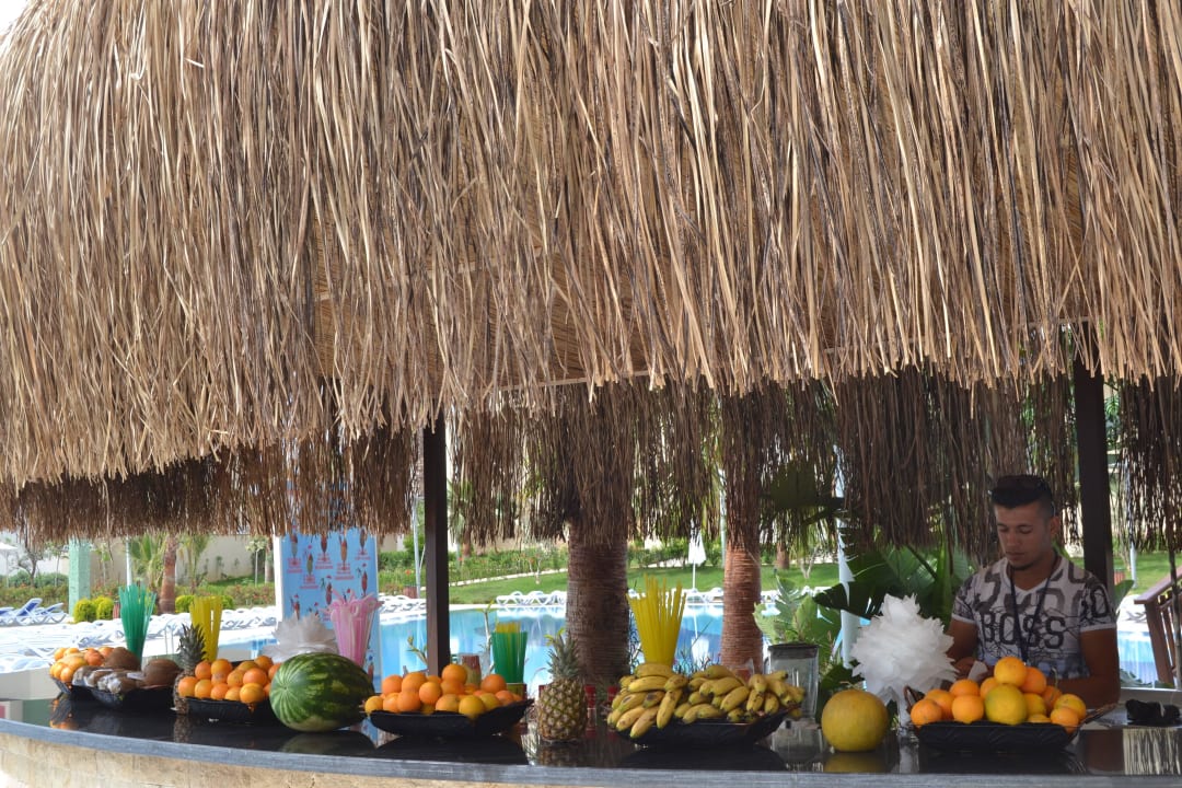 Obstbar direkt am Pool Alan Xafira Deluxe Resort & Spa