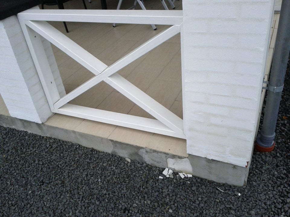 Abgeplatzer Putz von der Außenmauer der Terrasse Dancenter Ferienhäuser