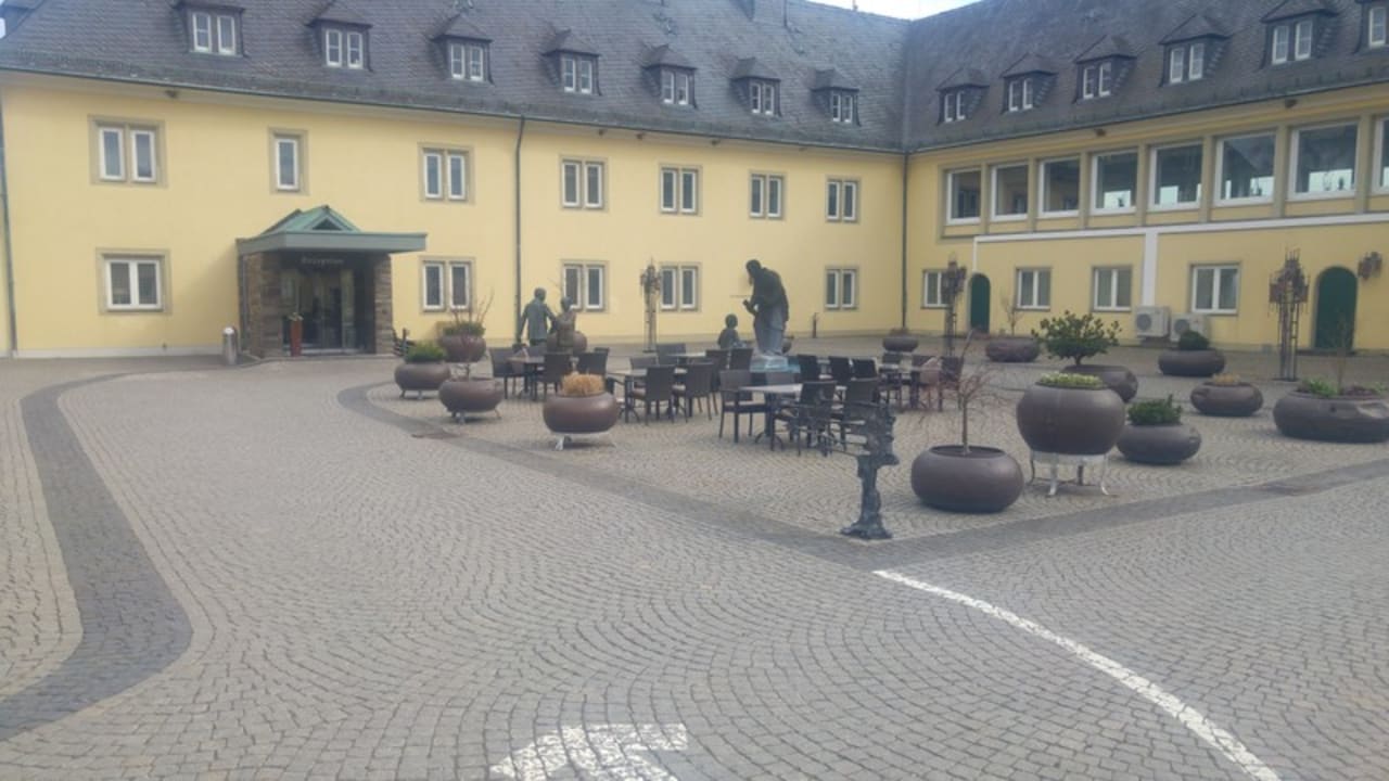 Eingangsbereich und Innenhof Hotel Klostergut Jakobsberg