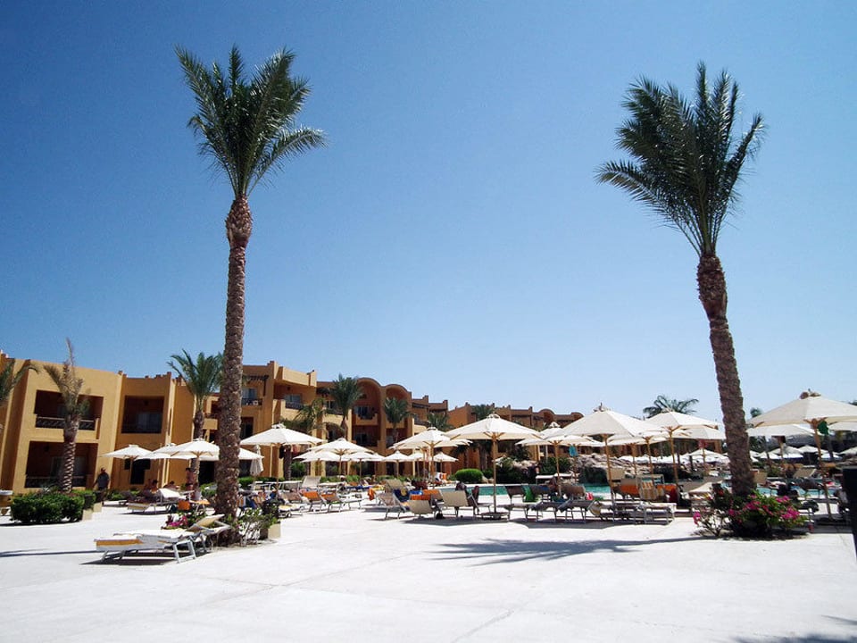 Blick vom Strand auf den Pool Stella Beach Resort & Spa Makadi Bay