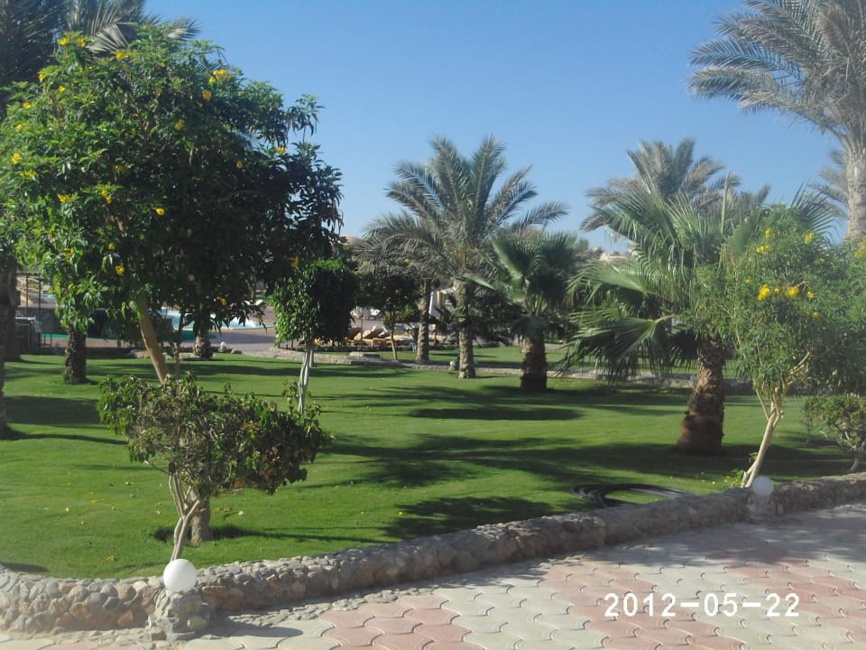 Sehr gepflegter Garten Three Corners Sea Beach Resort