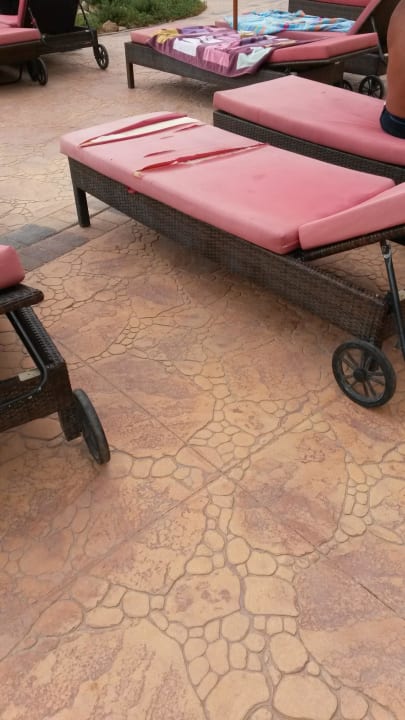 Auflagen der Liegen zerfetzt Lella Meriam Hotel & Club