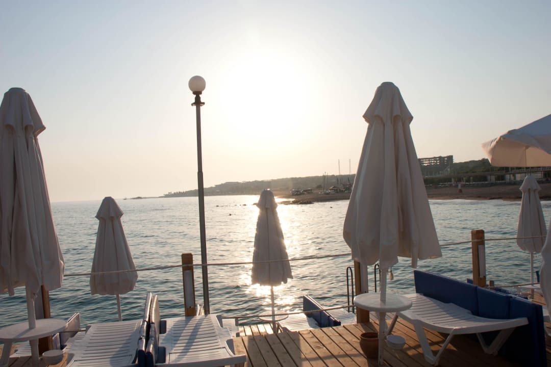 Vom Steg aus am Abend Blue Waters Club