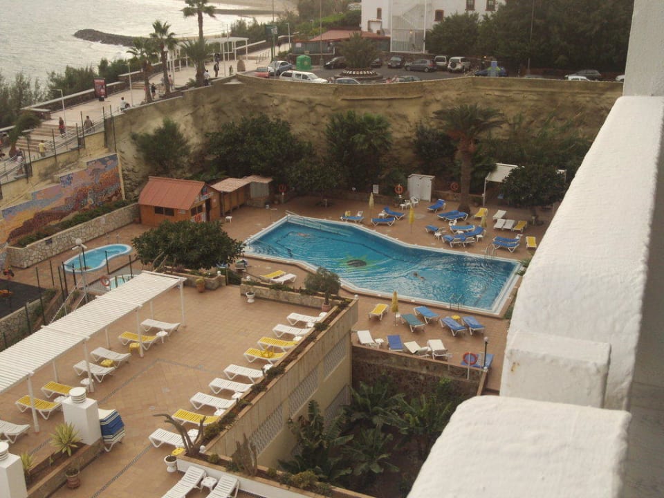 Aussicht vom Balkon auf Poolbereich Hotel Europalace