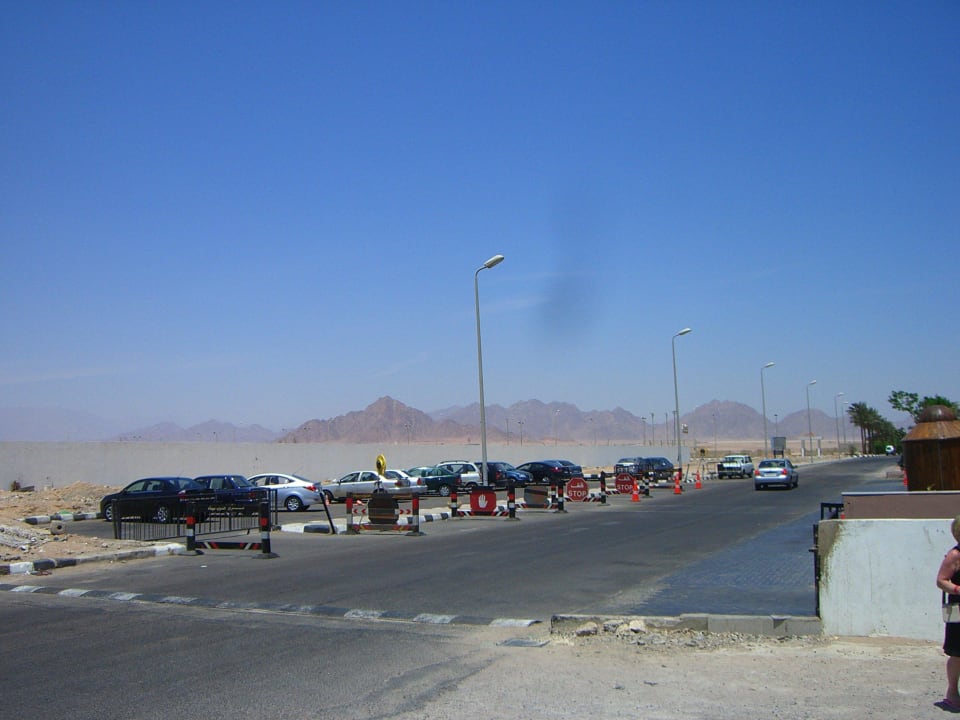 Vor dem Hotel Sultan Gardens Resort