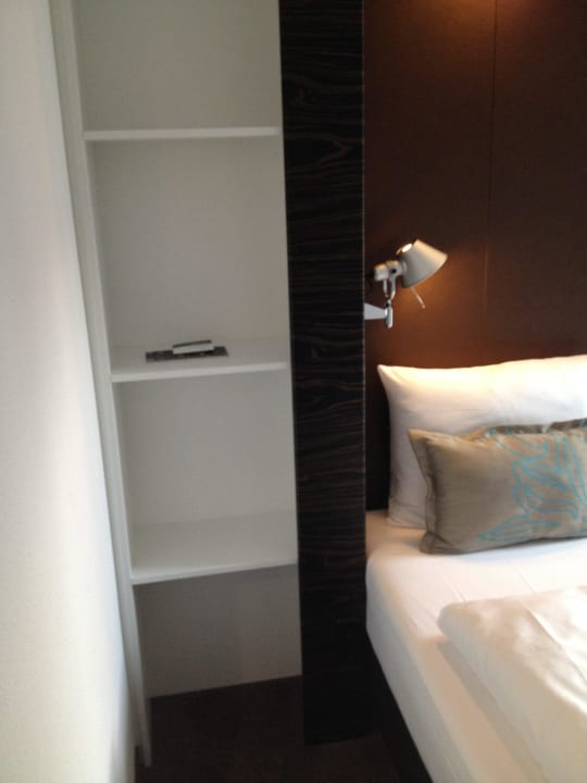 Blick zum Wandschrank Motel One Köln-Mediapark