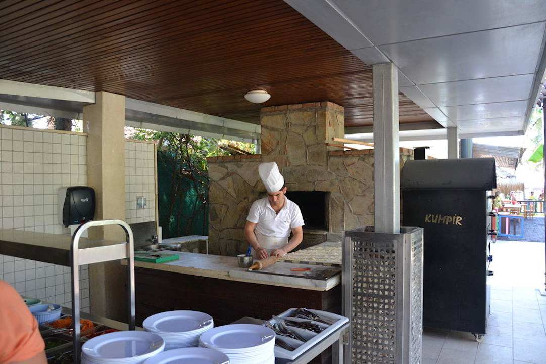 Koch bei der Arbeit an der Strandbar Sealife Buket Resort & Beach