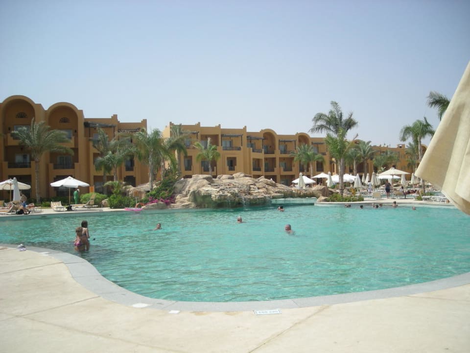 Большой бассейн Stella Beach Resort & Spa Makadi Bay