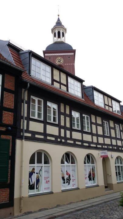 Gebäude rechts anschliessend Hotel Benn