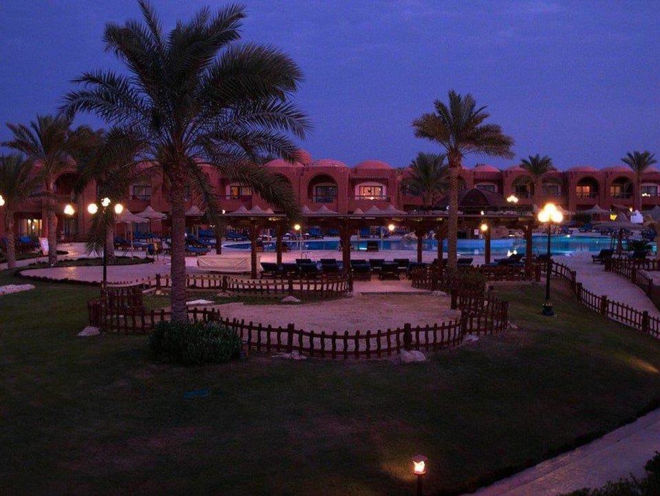 Pool am späten Abend Swisstouch Oriental Resort Marsa Alam