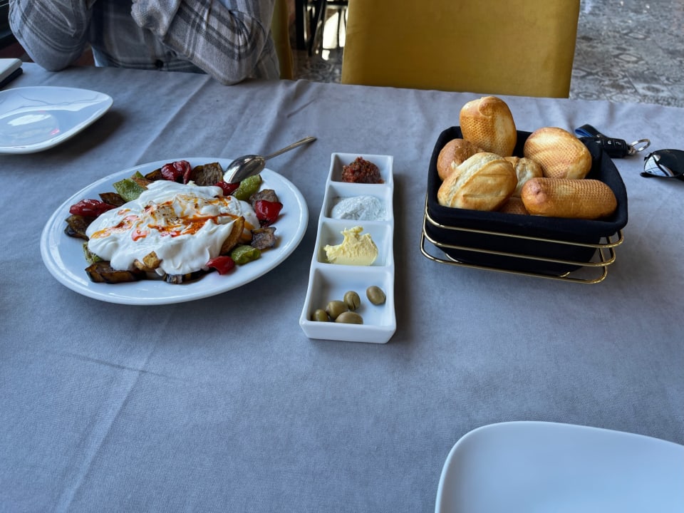 Gastro Acanthus Cennet Barut Collection