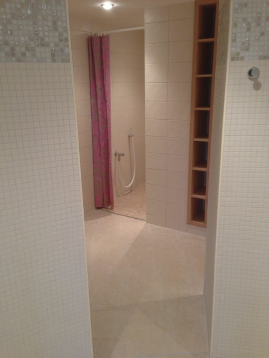 Duschen im Saunabereich  Hotel Ritter Durbach