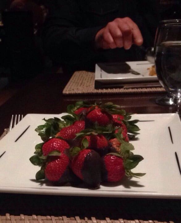 Chef-kok Hesham zorgde persoonlijk vd aardbeien JAZ Aquamarine Resort