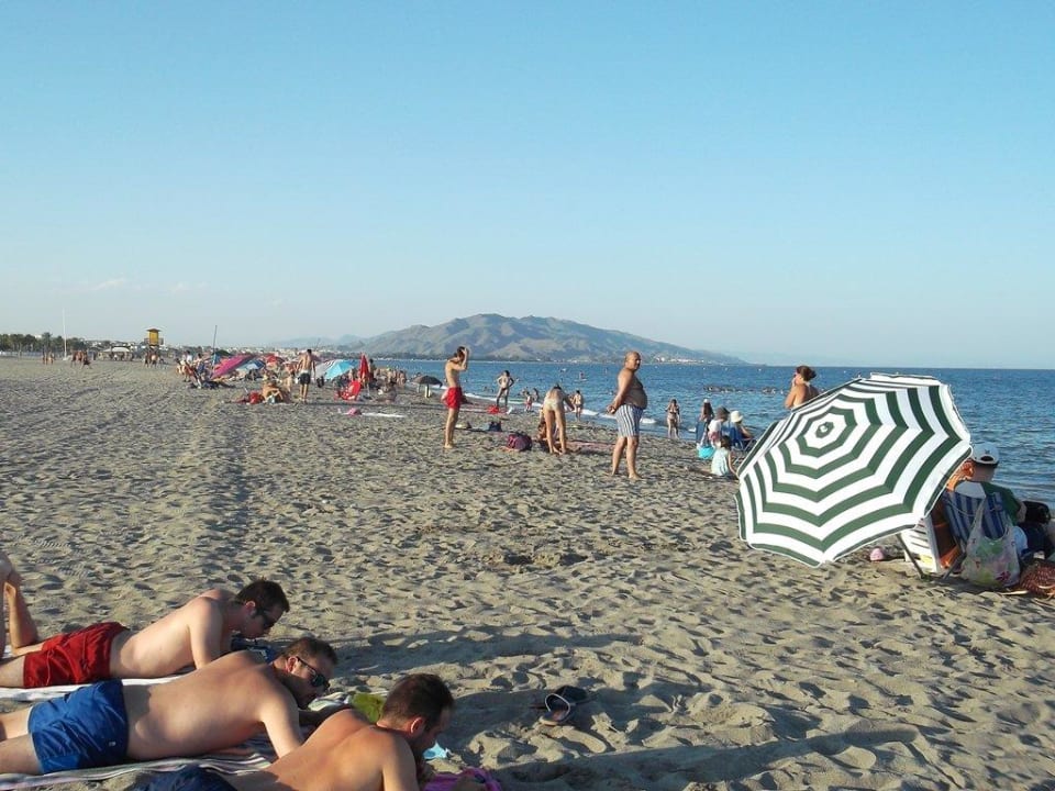 El playazo, a 100m del apartahotel Apartamentos Marina Rey
