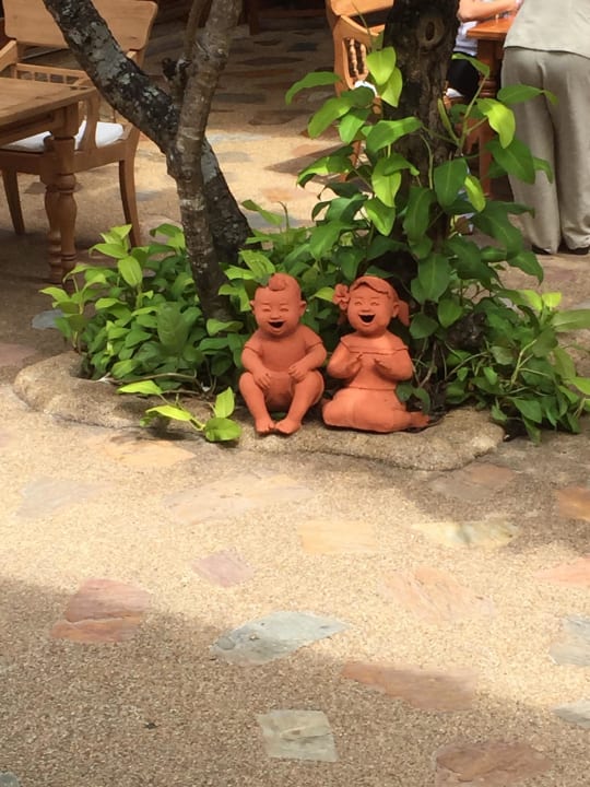 Figuren in der Hotel Anlage Santhiya Koh Phangan Resort & Spa