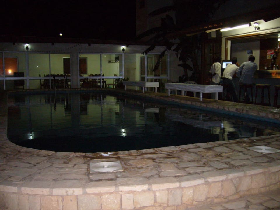 Blick auf Pool und Bar am Abend Hotel Da Luz