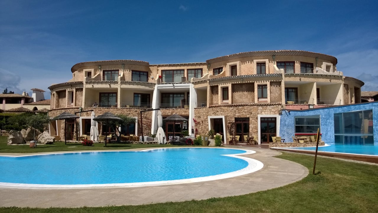 Pool und Hauptgebäude Hotel Resort & Spa Baia Caddinas