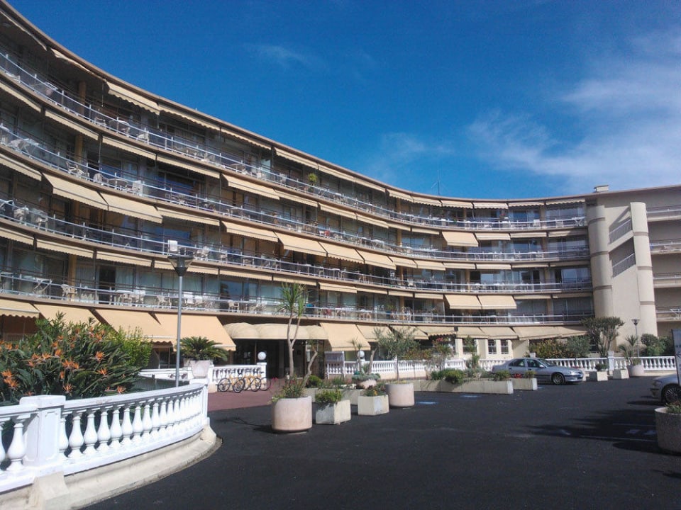 Gebäude mit Eingang zur Rezeption Pierre & Vacances Residenz Héliotel Marine