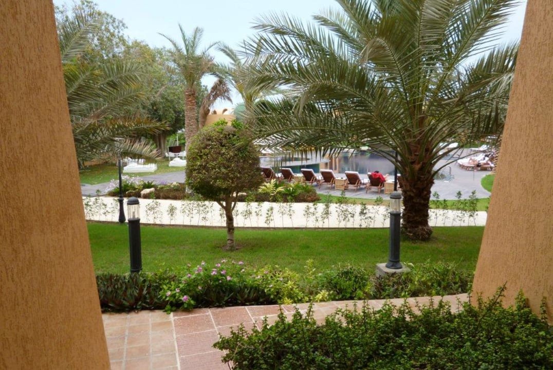 Vom Hotelzimmer im EG aus (Richtung Pool) Hotel Golden Tulip Jazira Beach Resort